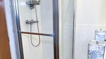 Douche, sèche-cheveux, serviettes fournies, savon