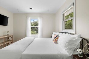 3 habitaciones, escritorio y tabla de planchar con plancha 