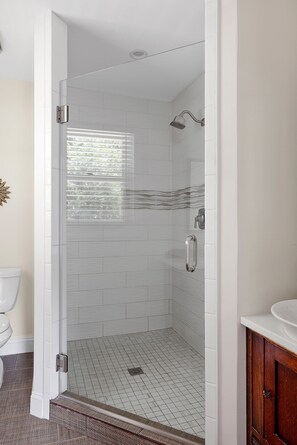 Shower, hair dryer, towels, shampoo