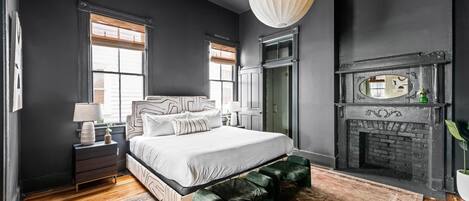 7 bedrooms, desk, iron/ironing board, travel crib