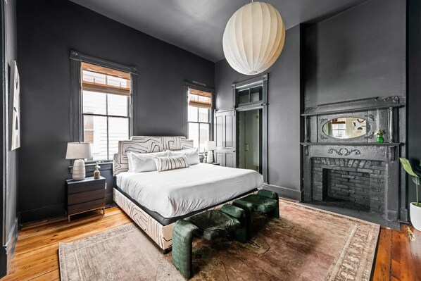 7 bedrooms, desk, iron/ironing board, travel crib