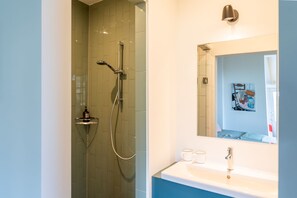 Hair dryer, towels, soap, toilet paper - Kleinhoef, a charming farmhouse in the countryside, close to Amsterdam (Nigtevecht)