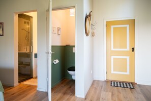 Een haardroger, handdoeken, zeep, toiletpapier