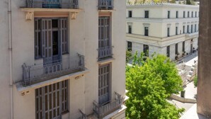 A multi-story building with balconies and large windows. - pnoe d'Athènes (Athina)