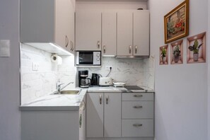 Fridge, stovetop, coffee/tea maker, electric kettle - pnoe d'Athènes (Athina)
