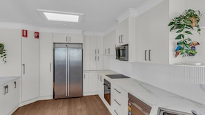 Four à micro-ondes, un four, surface de cuisson, lave-vaisselle