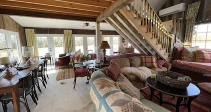 Amazing Barn Lodge on 100 ac Farm, minutes into fun Aiken. Dog & Horse friendly!