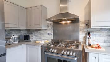 Refrigerador, lavavajillas, tetera eléctrica y tostadora