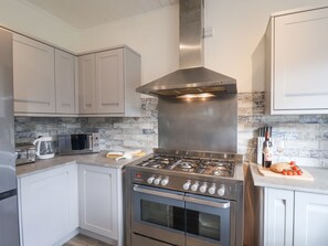 Fridge, dishwasher, electric kettle, toaster - Stakesby Villa Whitby (Whitby)