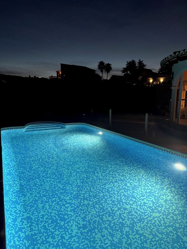 Outdoor pool - Calpe holiday villa letting with private pool, 20 minutes walk to beach (Calpe)
