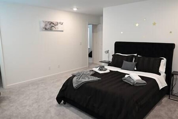 3 bedrooms, iron/ironing board, internet, bed sheets