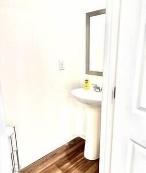 Towels - Modern Retreat • Near Chateau Elan & Raceway (Pendergrass)