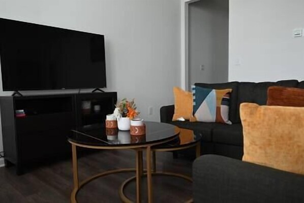 TV - Modern Retreat • Near Chateau Elan & Raceway (Pendergrass)