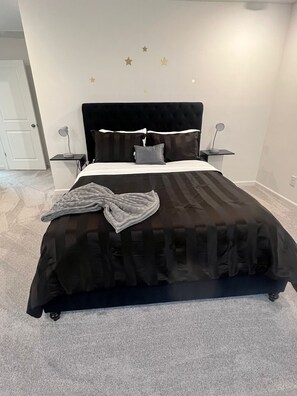 3 عدّة غرف نوم ومكواة/لوح كي وخدمة الإنترنت وملاءات أسرّة