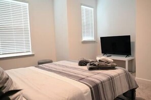 3 bedrooms, iron/ironing board, internet, bed sheets - Modern Retreat • Near Chateau Elan & Raceway (Pendergrass)