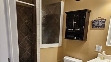 シャワー、ヘアドライヤー、タオル、石鹸