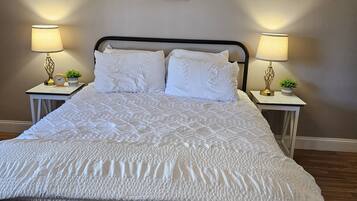 1 室のベッドルーム、デスク、アイロン / アイロン台、WiFi (無料)