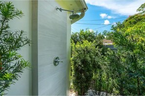 Property grounds - Room in 2BR House - Hot Tub, Outdoor Gym, Beach Nearby (West Palm Beach)