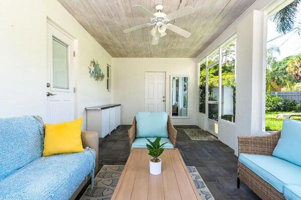 TV, books - Room in 2BR House - Hot Tub, Outdoor Gym, Beach Nearby (West Palm Beach)