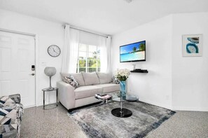 TV, books - Room in 2BR House - Hot Tub, Outdoor Gym, Beach Nearby (West Palm Beach)