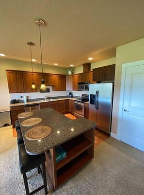 Kylskåp, mikrovågsugn, ugn och spishäll