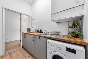 Appartamento | Cucina privata | Frigorifero, microonde, forno, piano cottura