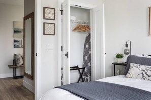 2 quartos, escrivaninha, ferros/tábuas de passar roupa