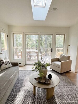 Smart-tv, videospil, bordfodbold, stereoanlæg