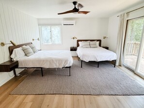 4 soverom, skrivebord, strykejern/-brett og reiseseng for barn