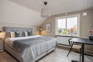 3 bedrooms, desk, iron/ironing board, WiFi