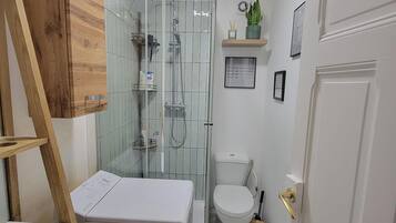 Shower, towels, soap, shampoo