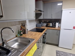 Departamento | Cocina privada | Refrigerador, microondas, horno y parrilla de estufa 