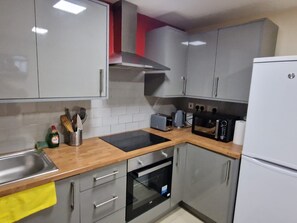 Apartamento | Cozinha privada | Geladeira, micro-ondas, fogão, cooktop