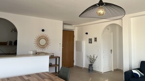 Eine moderne Küche mit einer Holzausziehtischplatte, einem Esstisch und einer hängenden Leuchte.