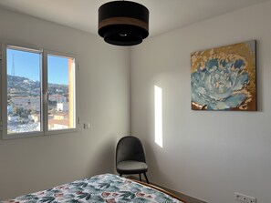 1 habitación, tabla de planchar con plancha, wifi gratis y ropa de cama 