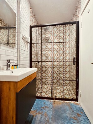 Deluxe Studio Suite, 1 Queen Bed | Bathroom | Shower, hair dryer, towels, soap - the beybun hotel (Istanbul)
