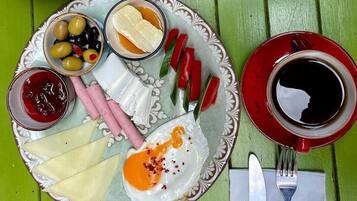 Dagelijks continentaal ontbijt (TRY 250 per persoon)