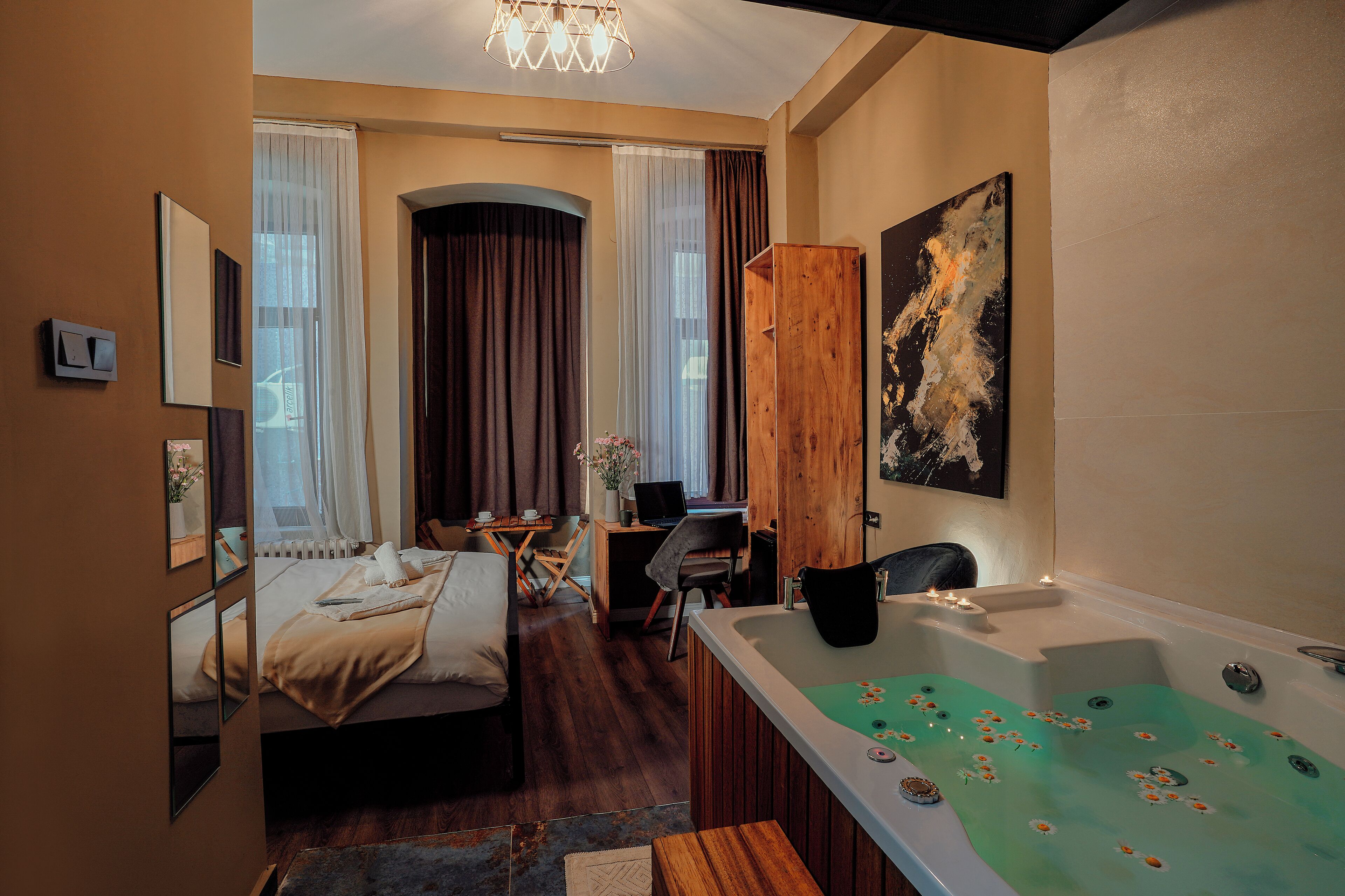 Deluxe Studio Suite, 1 Queen Bed | Jetted tub