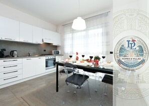 Fridge, microwave, oven, coffee/tea maker - DesenzanoLoft La Rosa dei Venti Renovated 2025 (Desenzano del Garda)