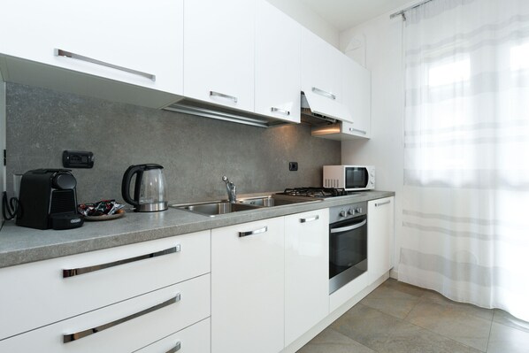 Refrigerador, microondas, horno y cafetera y tetera 