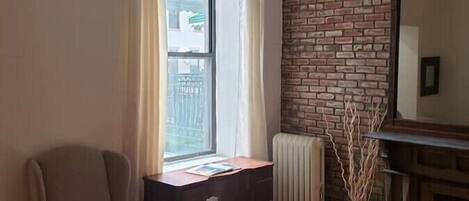 Smart TV, chimenea y libros