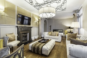Basic Apartment | Living area | TV - Little Venice Gem: Cosy Flat, Canal Views (London)