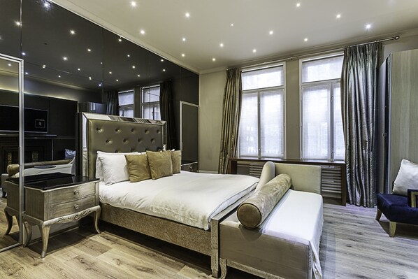 Basic Apartment | 3 bedrooms, desk, laptop workspace, iron/ironing board - Little Venice Gem: Cosy Flat, Canal Views (London)