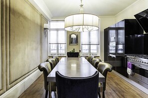 Basic Apartment | Private kitchen | Fridge, microwave, oven, stovetop - Little Venice Gem: Cosy Flat, Canal Views (London)