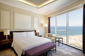 Minibar, in-room safe, blackout drapes, soundproofing - Hilton Al Khobar King Fahd Causeway (Al Khobar)