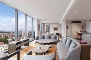 Suite – president, 1 kingsize-seng | Oppholdsområde | En 55-tommers LED-TV med kabel-kanaler samt bøker