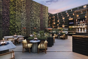 2 bars/lounges