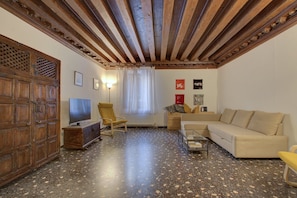 Comfort-Apartment, 2 Schlafzimmer (Rialto-WELL) | Wohnbereich | Flachbildfernseher