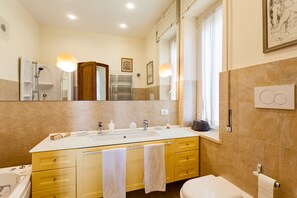 Doccia, vasca idromassaggio, asciugacapelli, bidet