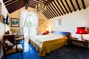 7 Schlafzimmer, Schreibtisch, Bügeleisen/Bügelbrett, Reisekinderbett